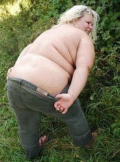 Sexy blonde BBW Amanda strips off her clothes and swallow a thick man meat outdoors